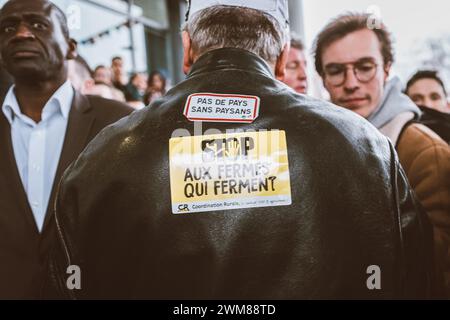 © Olivier Donnars/le Pictorium/MAXPPP - Parigi 15 24/02/2024 Olivier Donnars/le Pictorium - 24/02/2024 - Francia/Parigi 15 - Au Salon de l'agriculture, tout au long de la journee, des CRS ont bloque l'acces aux pavillons ou Emmanuel Macron renadit visite. - Valeurs ACtuelles Out, RUSSIA OUT, NO RUSSIA #norussia, no jdd, jdd out/24/02/2024 - Francia/Parigi 15° distretto (15° arrondissement di Parigi) - al Salon de l'Agriculture, durante tutto il giorno, le unità CRS bloccarono l'accesso ai padiglioni dove Emmanuel Macron stava visitando. Crediti: MAXPPP/Alamy Live News Foto Stock