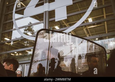 © Olivier Donnars/le Pictorium/MAXPPP - Parigi 15 24/02/2024 Olivier Donnars/le Pictorium - 24/02/2024 - Francia/Parigi 15 - Au Salon de l'agriculture, tout au long de la journee, des CRS ont bloque l'acces aux pavillons ou Emmanuel Macron renadit visite. - Valeurs ACtuelles Out, RUSSIA OUT, NO RUSSIA #norussia, no jdd, jdd out/24/02/2024 - Francia/Parigi 15° distretto (15° arrondissement di Parigi) - al Salon de l'Agriculture, durante tutto il giorno, le unità CRS bloccarono l'accesso ai padiglioni dove Emmanuel Macron stava visitando. Crediti: MAXPPP/Alamy Live News Foto Stock