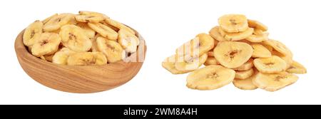 Trucioli di banana essiccati in ciotola di legno isolato su fondo bianco con profondità di campo completa Foto Stock