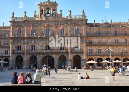 Salamanca, Spagna; 02 giugno 2021: Facciata della Plaza Mayor di Salamanca. Esterno della piazza più antica del mondo. Archi nella Plaza Mayor di Sal Foto Stock