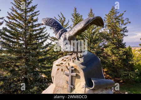 Karakol Issyk Kul Kirghizistan - 19 settembre 2023: Monumento Nikolay Przhevalsky roccia fatta di blocchi di granodiorite, coronata dalla figura di un'aquila Foto Stock