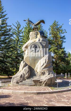 Karakol Issyk Kul Kirghizistan - 19 settembre 2023: Monumento Nikolay Przhevalsky roccia fatta di blocchi di granodiorite, coronata dalla figura di un'aquila Foto Stock