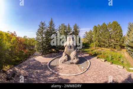 Karakol Issyk Kul Kirghizistan - 19 settembre 2023: Vista dall'alto del Monumento Nikolay Przhevalsky e della Tomba vicino al Museo. Fu il primo famoso esploratore Foto Stock