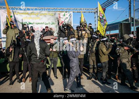 Jenin, Palestina. 24 febbraio 2024. Militanti palestinesi hanno visto portare le loro armi durante una parata militare nella città di Aqaba vicino alla città di Jenin, nella Cisgiordania occupata a nord.? Credito: SOPA Images Limited/Alamy Live News Foto Stock