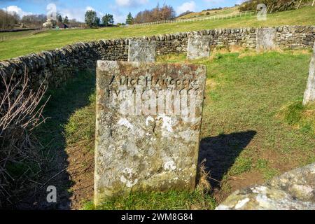 Le tombe Riley e la tomba racchiusa da un muro di pietra, le tombe di tutta la famiglia Hancock. Che tutti sono morti di peste nel distretto di Eyam Peak Derbyshire Foto Stock