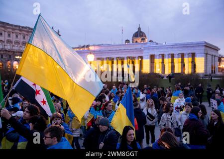 Vienna, Vienna, Austria. 24 febbraio 2024. Ucraina protesta ''marcia della luce'' al 2. Anniversario dell'invasione russa dell'Ucraina a Viennas Heldenplatz (immagine di credito: © Andreas Stroh/ZUMA Press Wire) SOLO USO EDITORIALE! Non per USO commerciale! Foto Stock