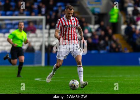 Cardiff, Regno Unito. 24 febbraio 2024. Ben Wilmot di Stoke City in azione durante la partita del campionato EFL Skybet, Cardiff City contro Stoke City al Cardiff City Stadium di Cardiff, Galles, sabato 24 febbraio 2024. Questa immagine può essere utilizzata solo per scopi editoriali. Solo per uso editoriale, foto di Credit: Andrew Orchard Sports Photography/Alamy Live News Foto Stock