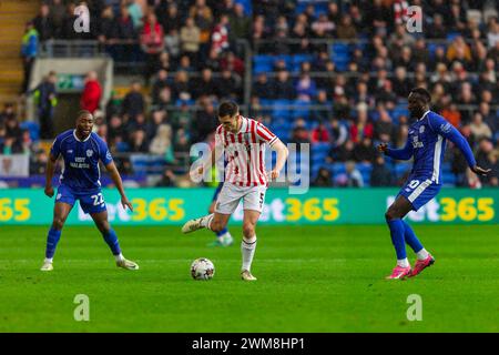 Cardiff, Regno Unito. 24 febbraio 2024. Michael Rose di Stoke City (c) in azione durante la partita del campionato EFL Skybet, Cardiff City contro Stoke City al Cardiff City Stadium di Cardiff, Galles, sabato 24 febbraio 2024. Questa immagine può essere utilizzata solo per scopi editoriali. Solo per uso editoriale, foto di Credit: Andrew Orchard Sports Photography/Alamy Live News Foto Stock