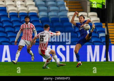 Cardiff, Regno Unito. 24 febbraio 2024. Ryan Wintle di Cardiff City cerca di bloccare il tiro di Jordan Thompson di Stoke City durante la partita del campionato EFL Skybet, Cardiff City contro Stoke City al Cardiff City Stadium di Cardiff, Galles, sabato 24 febbraio 2024. Questa immagine può essere utilizzata solo per scopi editoriali. Solo per uso editoriale, foto di Credit: Andrew Orchard Sports Photography/Alamy Live News Foto Stock