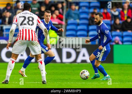 Cardiff, Regno Unito. 24 febbraio 2024. Manolis Siopis di Cardiff City (r) in azione durante la partita del campionato EFL Skybet, Cardiff City contro Stoke City al Cardiff City Stadium di Cardiff, Galles, sabato 24 febbraio 2024. Questa immagine può essere utilizzata solo per scopi editoriali. Solo per uso editoriale, foto di Credit: Andrew Orchard Sports Photography/Alamy Live News Foto Stock