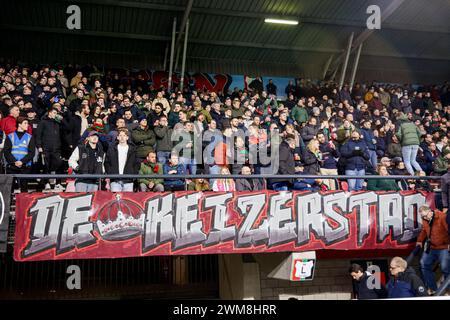 Nijmegen, Paesi Bassi. 24 febbraio 2024. NIJMEGEN, PAESI BASSI - 24 FEBBRAIO: Tifosi e tifosi del NEC con lo striscione dei tifosi De Keizerstad durante l'incontro Eredivisie olandese tra NEC e Sparta Rotterdam a Goffertstadion il 24 febbraio 2024 a Nijmegen, Paesi Bassi. (Foto di Broer van den Boom/Orange Pictures) credito: Orange Pics BV/Alamy Live News Foto Stock