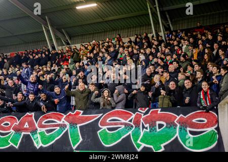 Nijmegen, Paesi Bassi. 24 febbraio 2024. NIJMEGEN, PAESI BASSI - 24 FEBBRAIO: Tifosi e tifosi del NEC tifosi (fan banner East Side) durante l'incontro olandese Eredivisie tra NEC e Sparta Rotterdam al Goffertstadion il 24 febbraio 2024 a Nijmegen, Paesi Bassi. (Foto di Broer van den Boom/Orange Pictures) credito: Orange Pics BV/Alamy Live News Foto Stock