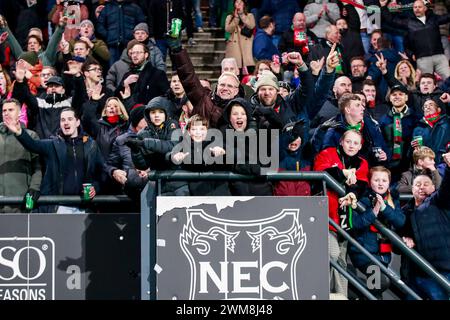 Nijmegen, Paesi Bassi. 24 febbraio 2024. NIJMEGEN, PAESI BASSI - 24 FEBBRAIO: Tifosi e tifosi del NEC celebrano la vittoria dopo l'incontro olandese Eredivisie tra NEC e Sparta Rotterdam a Goffertstadion il 24 febbraio 2024 a Nijmegen, Paesi Bassi. (Foto di Broer van den Boom/Orange Pictures) credito: Orange Pics BV/Alamy Live News Foto Stock