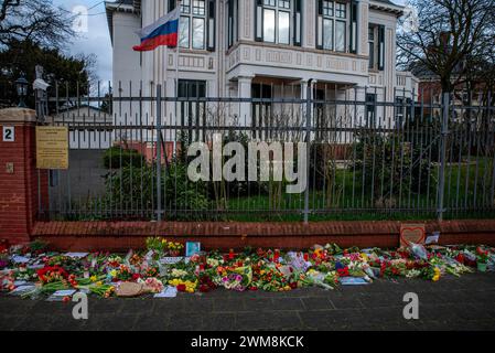 L'Aia, Olanda meridionale, Paesi Bassi. 24 febbraio 2024. In occasione dei due anni dell'invasione russa dell'Ucraina, fiori, messaggi e candele sono collocati all'ingresso dell'ambasciata russa a l'Aia. Sono stati collocati anche molti memoriali ad Alexei Navalny. (Credit Image: © James Petermeier/ZUMA Press Wire) SOLO PER USO EDITORIALE! Non per USO commerciale! Foto Stock