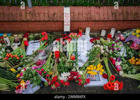 L'Aia, Olanda meridionale, Paesi Bassi. 24 febbraio 2024. In occasione dei due anni dell'invasione russa dell'Ucraina, fiori, messaggi e candele sono collocati all'ingresso dell'ambasciata russa a l'Aia. Sono stati collocati anche molti memoriali ad Alexei Navalny. (Credit Image: © James Petermeier/ZUMA Press Wire) SOLO PER USO EDITORIALE! Non per USO commerciale! Foto Stock