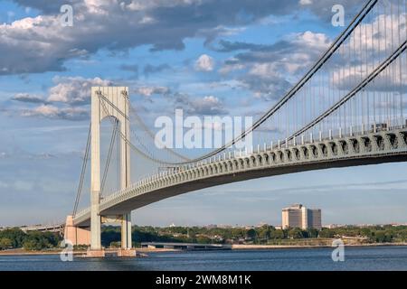 Il Verrazzano-Narrows Bridge è un ponte sospeso che collega i quartieri di Staten Island e Brooklyn a New York. Attraversa gli Narrows, un corpo Foto Stock