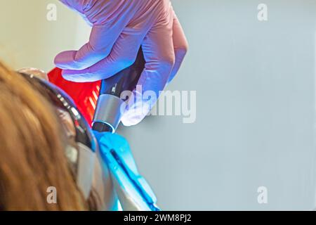 Illumina una lampada ultravioletta durante il trattamento dentale. Cura e cura dei denti Foto Stock