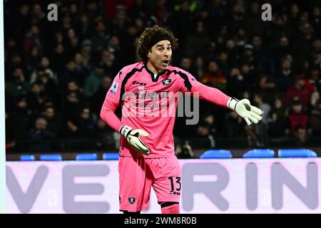 Salerno, Italia. 24 febbraio 2024. Guillermo Ochoa di US Salernitana gesta durante la partita di serie A TIM tra US Salernitana e AC Monza allo Stadio Arechi di Salerno, Italia, il 24 febbraio 2024. Crediti: Nicola Ianuale/Alamy Live News Foto Stock