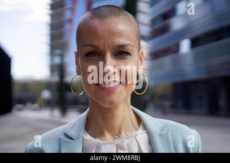 Ritratti ravvicinati hanno permesso a una donna d'affari caucasica di mezza età che guarda sorridere alla fotocamera all'aperto. Foto Stock