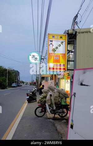 Una sala giochi locale con giochi di artiglio e premi; Zhongshan Road sull'isola di Liuqiu al largo della costa di Taiwan; intrattenimento per la gente del posto e i turisti. Foto Stock