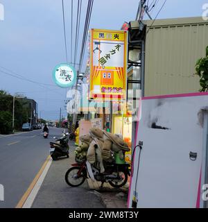 Una sala giochi locale con giochi di artiglio e premi; Zhongshan Road sull'isola di Liuqiu al largo della costa di Taiwan; intrattenimento per la gente del posto e i turisti. Foto Stock