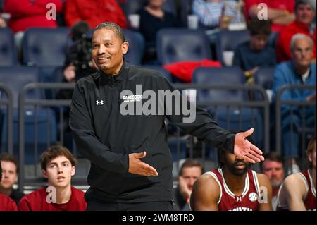 Oxford, Mississippi, Stati Uniti. 24 febbraio 2024. Il capo-allenatore della Carolina del Sud Lamont Paris reagisce a una chiamata durante la partita di basket del college tra i South Carolina Gamecocks e gli Ole' Miss Rebels il 24 febbraio 2024 allo SJB Pavilion di Oxford, MS. (Foto di: Kevin Langley/CSM). Crediti: csm/Alamy Live News Foto Stock