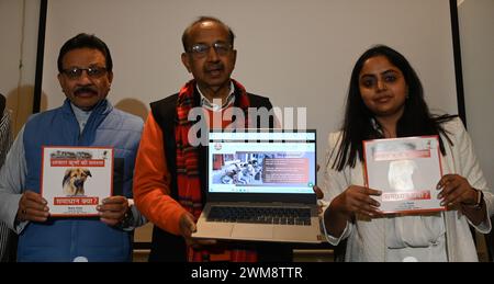 NUOVA DELHI, INDIA - 24 FEBBRAIO: L'ex ministro dell'Unione e coordinatore di "Lok Abhiyan" Vijay Goel e altri hanno lanciato oggi al Constitution Club un nuovo sito web "www.dogproblem.in" sul crescente problema dei morsi di cani randagi a Delhi e in tutto il paese. Al Constitution Club, il 24 febbraio 2024 a nuova Delhi, India. LOK Abhiyan ha ora avviato una campagna a livello nazionale per risolvere il problema dei morsi di cani randagi. La minaccia dei cani randagi sta aumentando giorno dopo giorno nel paese, compresa la capitale Delhi. L'opinione pubblica spesso appare impotente contro questa minaccia. (Foto di Sonu Meht Foto Stock