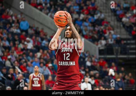 Oxford, Mississippi, Stati Uniti. 24 febbraio 2024. La guardia della Carolina del Sud Zachary Davis (12) spara un tiro libero durante la partita di basket tra i South Carolina Gamecocks e gli Ole' Miss Rebels il 24 febbraio 2024 allo SJB Pavilion di Oxford, MS. (Foto di: Kevin Langley/CSM). Crediti: csm/Alamy Live News Foto Stock