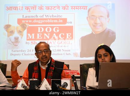 NUOVA DELHI, INDIA - 24 FEBBRAIO: L'ex ministro dell'Unione e coordinatore di "Lok Abhiyan" Vijay Goel e altri hanno lanciato oggi al Constitution Club un nuovo sito web "www.dogproblem.in" sul crescente problema dei morsi di cani randagi a Delhi e in tutto il paese. Al Constitution Club, il 24 febbraio 2024 a nuova Delhi, India. LOK Abhiyan ha ora avviato una campagna a livello nazionale per risolvere il problema dei morsi di cani randagi. La minaccia dei cani randagi sta aumentando giorno dopo giorno nel paese, compresa la capitale Delhi. L'opinione pubblica spesso appare impotente contro questa minaccia. (Foto di Sonu Meht Foto Stock