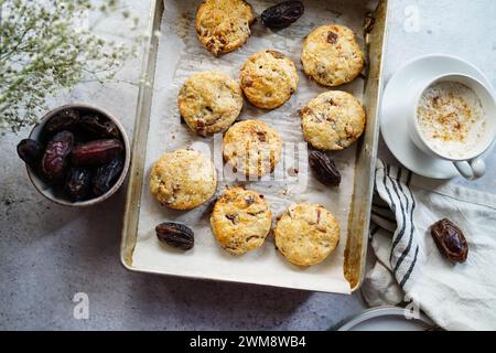 Scones fatti in casa serviti con una tazza di caffè e frutta fresca Foto Stock