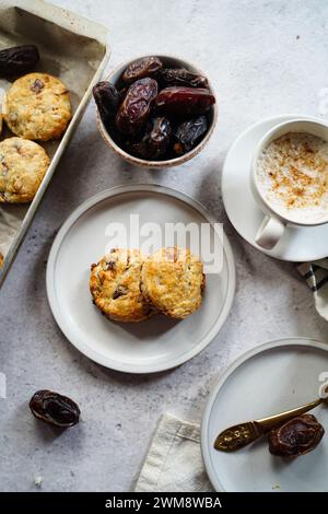 Scones fatti in casa serviti con una tazza di caffè e frutta fresca Foto Stock