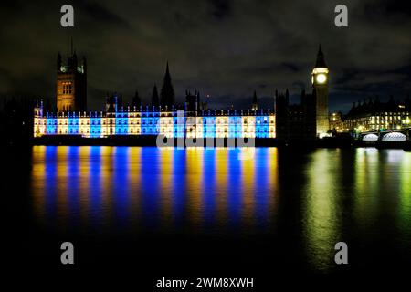 Londra, Regno Unito, 24 febbraio 2024. Le camere del Parlamento si illuminano nei colori blu e oro della bandiera Ucraina, nel secondo anniversario dell'invasione russa. Credito: Fotografia dell'undicesima ora/Alamy Live News Foto Stock