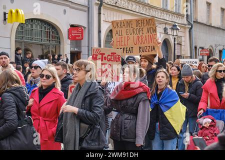 CRACOVIA, POLONIA - 24 FEBBRAIO 2024: Raduno contro la guerra della Russia con l'Ucraina. Foto Stock