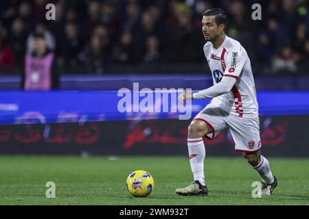 Salerno, Italia. 24 febbraio 2024. Il difensore italiano di Monza Armando Izzo controlla il pallone durante la partita di serie A tra Unione sportiva Salernitana vs Monza allo Stadio Arechi di Salerno il 24 febbraio 2024. Credito: Agenzia fotografica indipendente/Alamy Live News Foto Stock