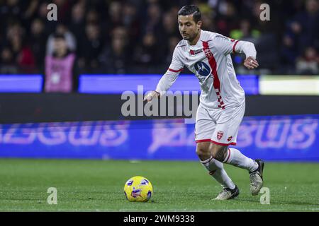 Salerno, Italia. 24 febbraio 2024. Il difensore italiano di Monza Armando Izzo controlla il pallone durante la partita di serie A tra Unione sportiva Salernitana vs Monza allo Stadio Arechi di Salerno il 24 febbraio 2024. Credito: Agenzia fotografica indipendente/Alamy Live News Foto Stock