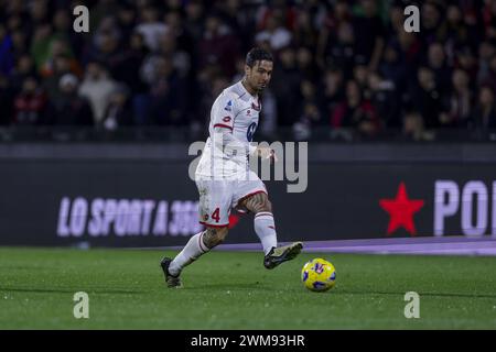 Salerno, Italia. 24 febbraio 2024. Il difensore italiano di Monza Armando Izzo controlla il pallone durante la partita di serie A tra Unione sportiva Salernitana vs Monza allo Stadio Arechi di Salerno il 24 febbraio 2024. Credito: Agenzia fotografica indipendente/Alamy Live News Foto Stock