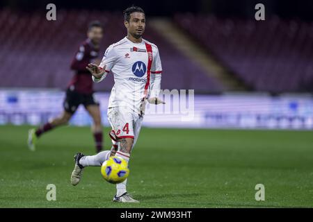 Salerno, Italia. 24 febbraio 2024. Il difensore italiano di Monza Armando Izzo controlla il pallone durante la partita di serie A tra Unione sportiva Salernitana vs Monza allo Stadio Arechi di Salerno il 24 febbraio 2024. Credito: Agenzia fotografica indipendente/Alamy Live News Foto Stock