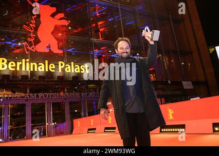 Nelson Carlos De Los Santos Arias fuÌˆr den Film Pepe, Silberner Bär für die beste Regie bei den 74. Internationalen Filmfestspielen Berlin, Berlinale. Berlinale Filmfestival *** Nelson Carlos De Los Santos Arias per il film Pepe, Orso d'Argento come miglior regista al 74° Festival Internazionale del Cinema di Berlino, Berlinale Berlinale Film Festival Foto Stock