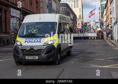 Glasgow, Scozia, Regno Unito. 24 febbraio 2024. I sostenitori palestinesi partecipano a una manifestazione alla Buchannan Gallery Steps seguita da una marcia per le strade e la stazione centrale per chiedere un cessate il fuoco a Gaza. Crediti: R.Gass/Alamy Live News Foto Stock