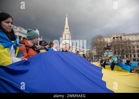 Londra, Regno Unito. 24 febbraio 2024. I manifestanti si sono riuniti in piazza Trafalgar per manifestare solidarietà con l'Ucraina in occasione del secondo anniversario dell'invasione russa. Crediti: Kiki Streitberger/Alamy Live News Foto Stock