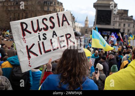 Londra, Regno Unito. 24 febbraio 2024. Un manifestante tiene un cartello su Trafalgar Square, dove migliaia di persone si sono riunite per manifestare solidarietà con l'Ucraina nel secondo anniversario dell'invasione russa. Crediti: Kiki Streitberger/Alamy Live News Foto Stock