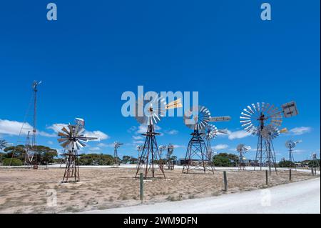 Collezione di vecchi mulini a vento in mostra al Museo dei mulini a vento di Penong. Australia meridionale, SA, Australia Foto Stock
