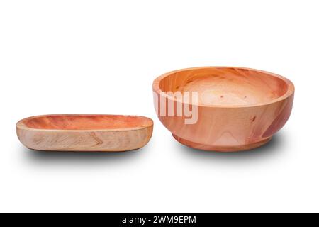 Ciotola rotonda di legno con ciotola di legno oblunga su fondo bianco Foto Stock