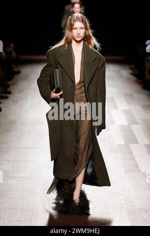 Milano, Italia. 24 febbraio 2024. Sfilata Autunno/Inverno 2024 FERRAGAMO durante la settimana della moda di Milano del 2024 febbraio - Milano, Italia 24/02/2024 credito: dpa/Alamy Live News Foto Stock