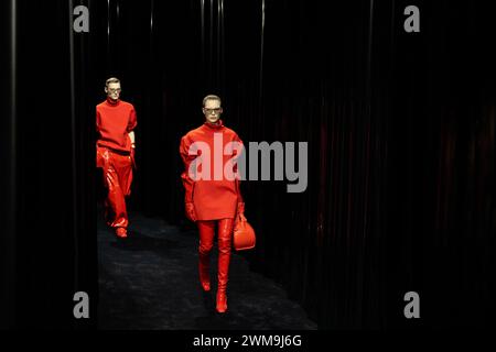 Milano, Italia. 24 febbraio 2024. Sfilata FERRARI Autunno/Inverno 2024 durante la Milano Fashion Week del 2024 febbraio - Milano, Italia 24/02/2024 credito: dpa/Alamy Live News Foto Stock