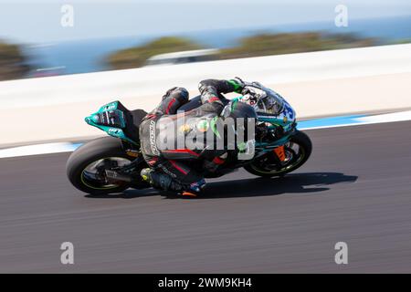 Phillip Island, Australia, 25 febbraio 2024. Le moto Supersport australiane sono viste alla prima curva durante i Campionati Mondiali di Superbike Australiani Motul FIM al Phillip Island Grand Prix Circuit il 25 febbraio 2024 a Phillip Island, Australia. Crediti: Dave Hewison/Speed Media/Alamy Live News Foto Stock