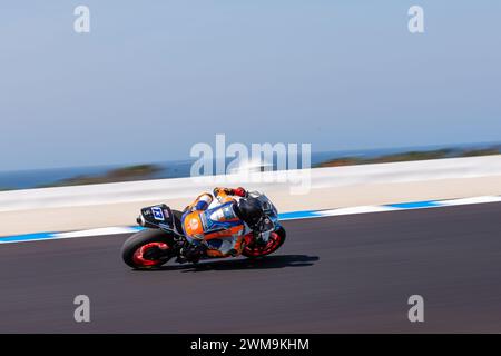 Phillip Island, Australia, 25 febbraio 2024. Le moto Supersport australiane sono viste alla prima curva durante i Campionati Mondiali di Superbike Australiani Motul FIM al Phillip Island Grand Prix Circuit il 25 febbraio 2024 a Phillip Island, Australia. Crediti: Dave Hewison/Speed Media/Alamy Live News Foto Stock