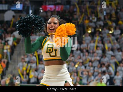 Waco, Texas, Stati Uniti. 24 febbraio 2024. Baylor Bears cheerleaders durante la seconda metà della partita di basket NCAA tra Houston Cougars e Baylor Bears al Foster Pavilion di Waco, Texas. Matthew Lynch/CSM/Alamy Live News Foto Stock