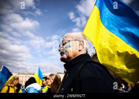 24 febbraio 2024, Cracovia, polonia: Cittadini e sostenitori ucraini partecipano alla marcia " insieme per la Vittoria " per mostrare solidarietà all'Ucraina e commemorare i due anni dell'invasione russa in Ucraina. Cracovia, Polonia, il 24 febbraio 2024. L'attacco su vasta scala della Russia ha causato la più grande crisi europea dei rifugiati dalla seconda guerra mondiale, con oltre 10 milioni di persone che attraversano il confine polacco. (Credit Image: © Beata Zawrzel/ZUMA Press Wire) SOLO PER USO EDITORIALE! Non per USO commerciale! Foto Stock