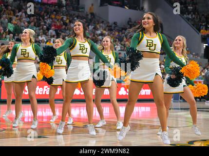 Waco, Texas, Stati Uniti. 24 febbraio 2024. Baylor Bears cheerleaders durante la seconda metà della partita di basket NCAA tra Houston Cougars e Baylor Bears al Foster Pavilion di Waco, Texas. Matthew Lynch/CSM/Alamy Live News Foto Stock